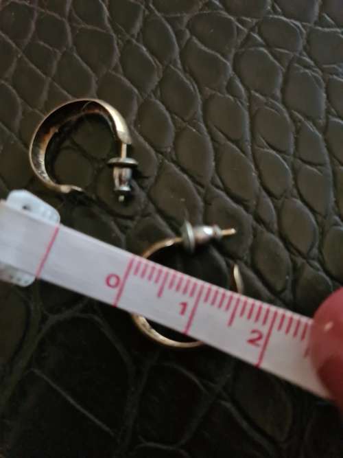 9ct solid gold round hoop earings 1.5cm across, 4mm wide D shape