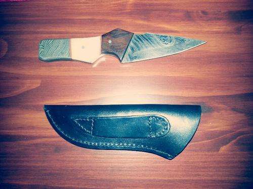 ONE OF A KIND HAND MADE DAMASCUS STEEL HUNTING KNIFE