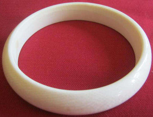 R1.00    VINTAGE AND BEAUTIFUL !!  LARGE, SOLID CHUNKY IVORY BANGLE, PERFECTION !!