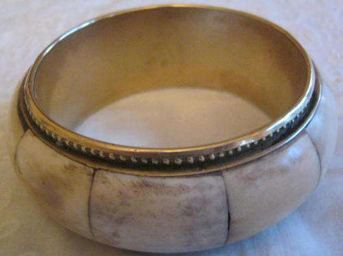 IMPRESSIVE !! VINTAGE INLAYED OX BONE ONTO BRASS BRACELET