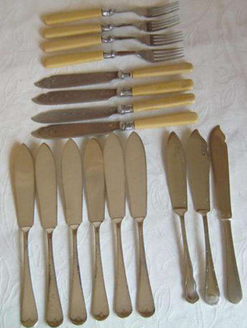 R1.00 MIXED LOT OF CUTLERY, SOME WITH BONE HANDLES...