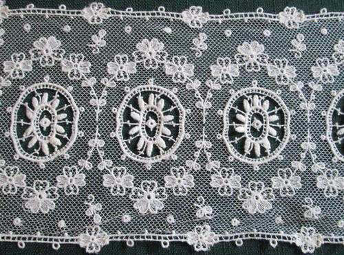 BEAUTIFUL LENGTH OF ANTIQUE LACE, .87cm