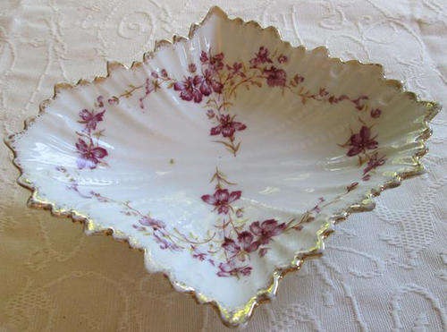 VICTORIAN SWEET BOWL HAND DECORATED WITH TRAILING VIOLETS AND LEAVES.