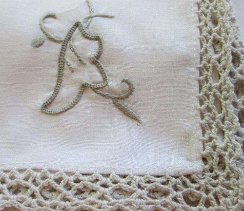 SET OF SIX VINTAGE, LIGHT ECRU COTTON LINBEN SERVIETTES WITH A DARKER SHADE OF CROCHET EDGING.