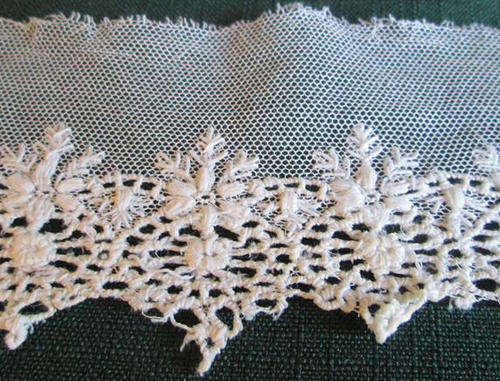 BEAUTIFUL LENGTH OF ANTIQUE TULLE  LACE, 1met LONG, 6cm WIDE