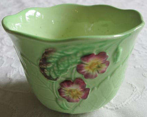 SWEET LITTLE CARLTON WARE SUGAR BOWL, MADE IN ENGLAND.
