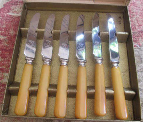SO CUTE !!!  SET OF 6 DINKEE STAINLESS STEEL BUTTER KNIVES WITH BAKELITE HANDLES.MADE IN CANADA.