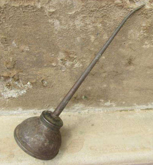 ANTIQUE OIL CAN, CONDITION OLD AND A LITTLE RUSTY  BUT VERY GOOD