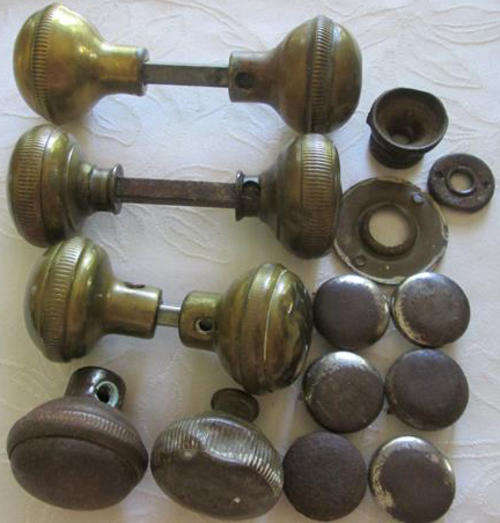 ANTIQUE SELECTION OF BRASS DOOR KNOBS AND BITS !!!,