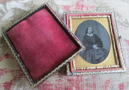 1854-1860    ANTIQUE, POCKET SIZED, AMBROTYPE PHOTO, IMAGE ON GLASS BOXED  IN A CASE.