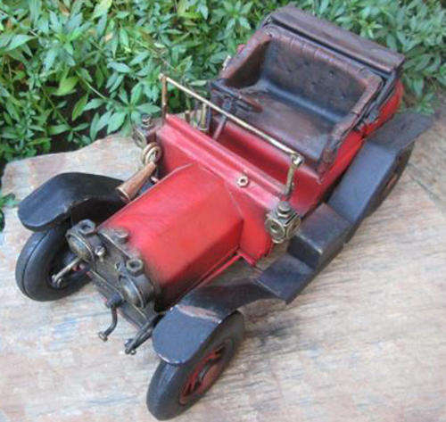 DISPLAY MODEL OF A VINTAGE CAR, MADE OF TIN PLATE,