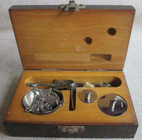 ANTIQUE / VINTAGE ? DEEPAK MEDICAL CHEMISTS SCALE WITH WEIGHTS CASED IN A FITTED WOODEN BOX