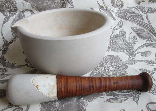 ANTIQUE APOTHECARY / CHEMIST PORCELAIN MORTAR AND PESTLE