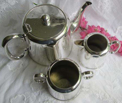 VINTAGE SHEFFIELD SILVER PLATED 3 x PIECE TEASET IN GOOD CONDITION.