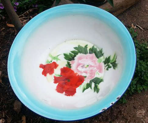 COLLECTABLE VINTAGE BRIGHT AND CHEERFUL ENAMEL BASIN, FLORAL DESIGN.