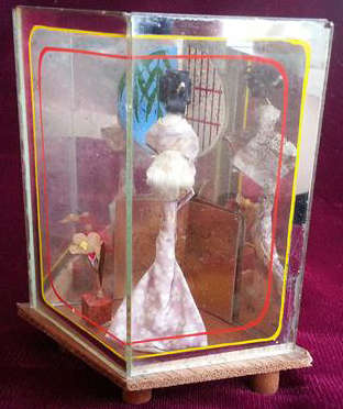 VINTAGE GLASS DISPLAY SHOWCASE CONTAINING A JAPANESE GEISHA GIRL