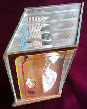 VINTAGE GLASS DISPLAY SHOWCASE CONTAINING A JAPANESE GEISHA GIRL