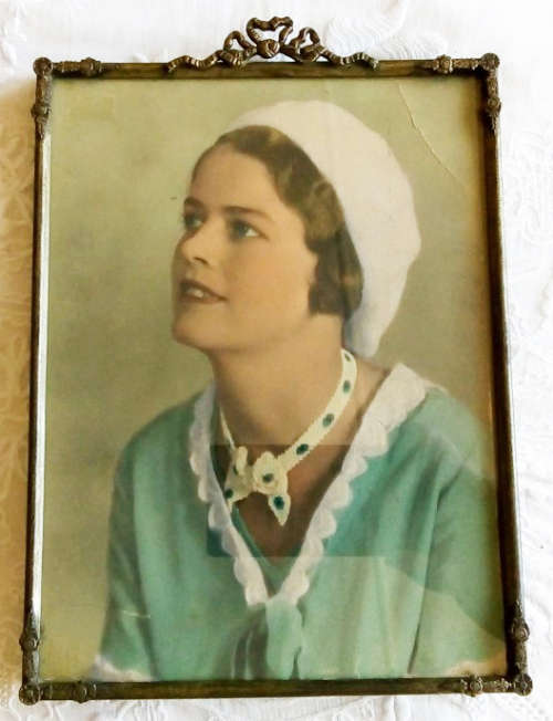 VINTAGE PHOTO FRAME CONTAINING A BEAUTIFUL COLOUR PHOTO OF YOUNG WOMAN, NEWSPAPER CLIPPING INCLUDED