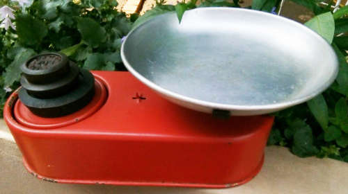 VINTAGE, RED PAINTED KITCHEN BALANCE SCALE WITH WEIGHTS, ALUMINIUM  DISH, WORKING.