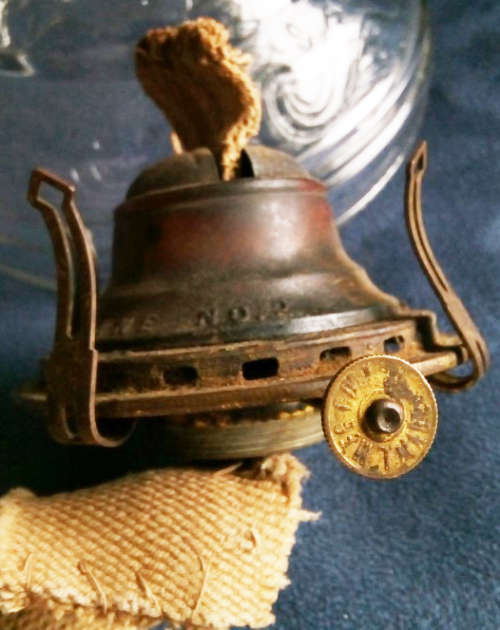 LARGE  QUEEN ANN no2  PRESSED GLASS OIL / KEROSENE BURNING LAMP, EXCELLENT CONDITION.