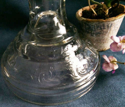 LARGE  QUEEN ANN no2  PRESSED GLASS OIL / KEROSENE BURNING LAMP, EXCELLENT CONDITION.