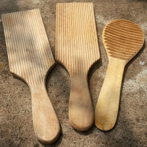 VINTAGE WOODEN BUTTER PATS IN EXCELLENT CONDITION, BEECH WOOD ?
