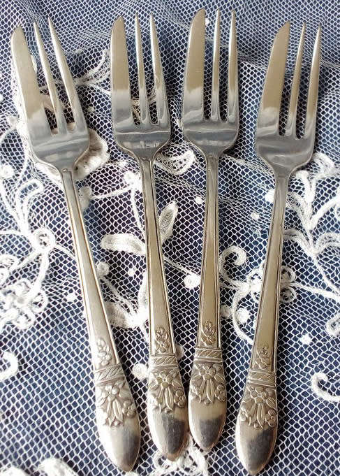 TEA GARDEN PERFECT  !!!   VINTAGE SILVER PLATED CAKE FORKS IN GOOD USED CONDITION