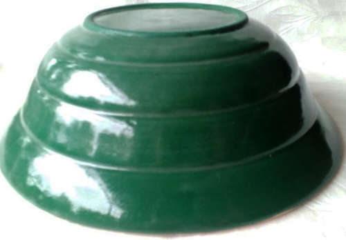 VINTAGE HAND PAINTED BOWL WITH CHRISTMAS HOLLY AND RED BERRIES TOUCHED WITH GOLD DETAIL