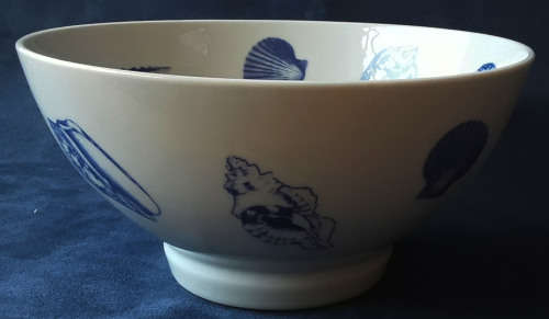 VINTAGE, GERMAN WIESENTHAL, WHITE PORCELAIN DEEP SALAD BOWL WITH BLUE SEA SHELL DESIGN