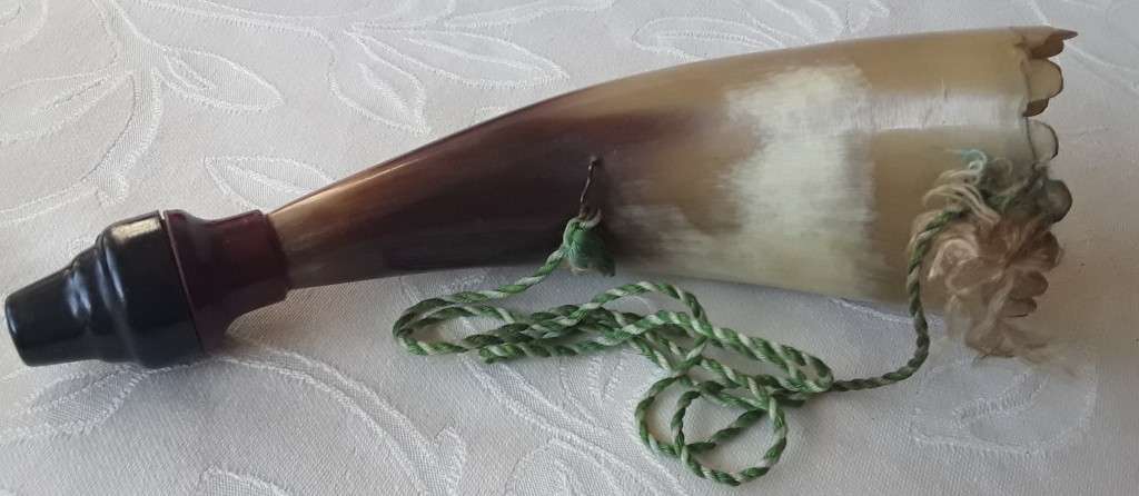 VINTAGE SWISS COW HORN (WORKING) AND IN GOOD CONDITION