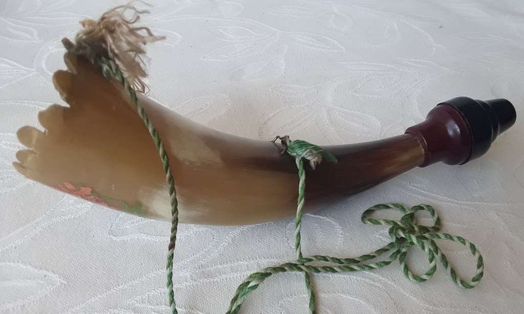 VINTAGE SWISS COW HORN (WORKING) AND IN GOOD CONDITION