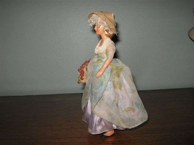 COUNTRY GIRL   FROM   CRIES OF LONDON SERIES  19.5cm tall