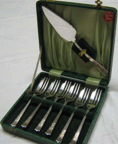 YEOMAN PLATE SET OF GOOD QUALITY CAKE FORKS AND A MATCHING CAKE LIFT PERFECT.