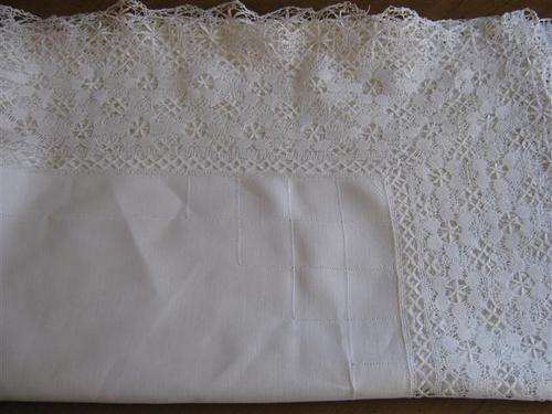PURE WHITE VINTAGE LINEN RECTANGULAR TABLE CLOTH WITH PLENTY OF FROTHY WHITE COTTON LACE.