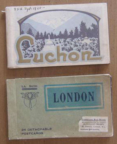 R1.00     2 X BOOKS OF DETACHABLE,  ANTIQUE POSTCARDS.