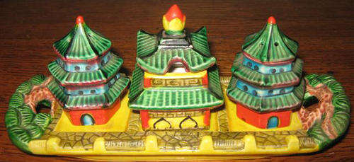 EARLY 1900s UNUSUAL AND COLOURFUL, PORCELAIN CHINESE CONDIMENT SET ON ITS OWN STAND, NO DAMAGE