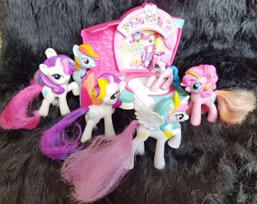 FOLD UP MY LITTLE PONY STAGE AND 6X MY LITTLE PONY'S FOR YOUR COLLECTION