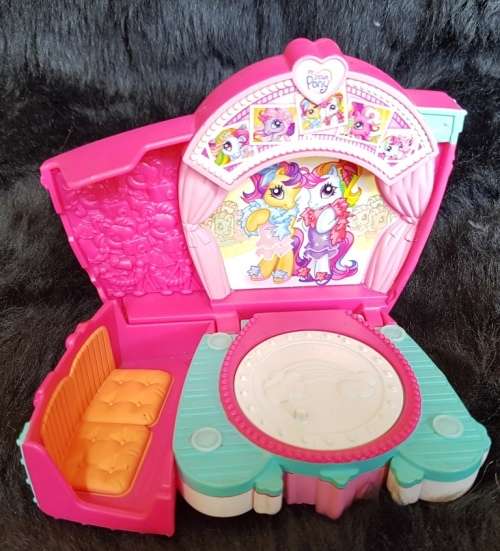 FOLD UP MY LITTLE PONY STAGE AND 6X MY LITTLE PONY'S FOR YOUR COLLECTION