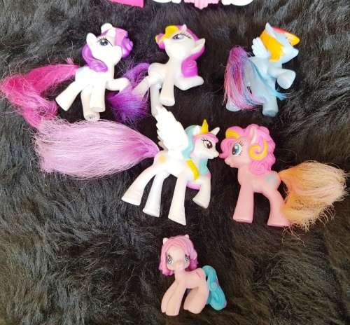 FOLD UP MY LITTLE PONY STAGE AND 6X MY LITTLE PONY'S FOR YOUR COLLECTION