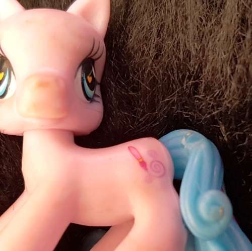 FOLD UP MY LITTLE PONY STAGE AND 6X MY LITTLE PONY'S FOR YOUR COLLECTION