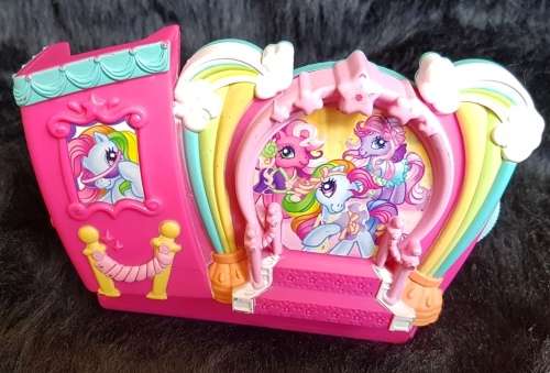 FOLD UP MY LITTLE PONY STAGE AND 6X MY LITTLE PONY'S FOR YOUR COLLECTION