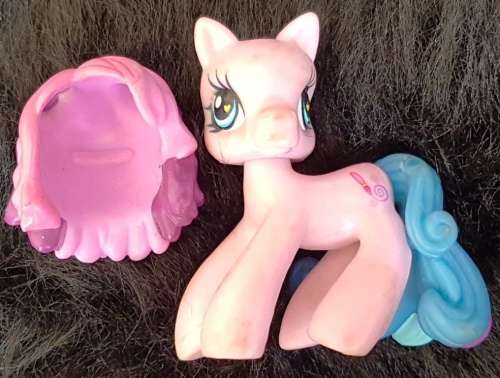 FOLD UP MY LITTLE PONY STAGE AND 6X MY LITTLE PONY'S FOR YOUR COLLECTION