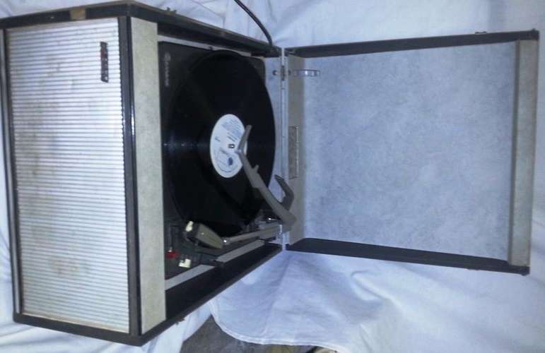 VINTAGE RECORD PLAYER WORKING WITH 19LP'S