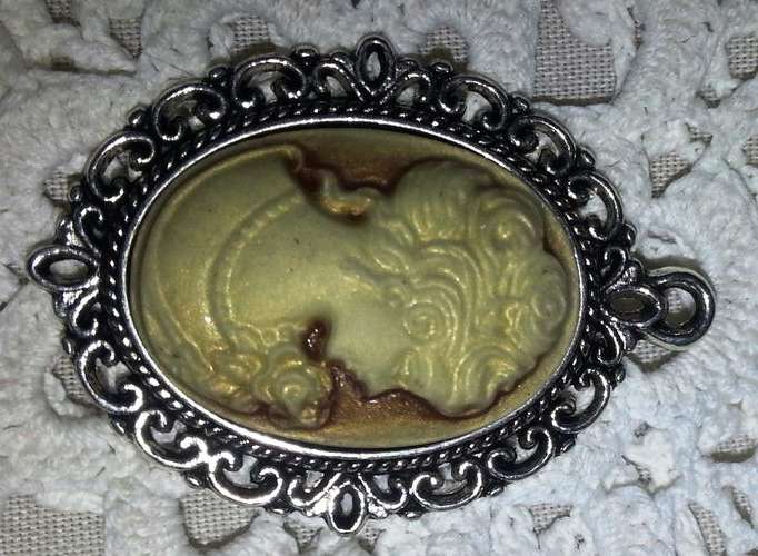 CAMEO PENDANT
