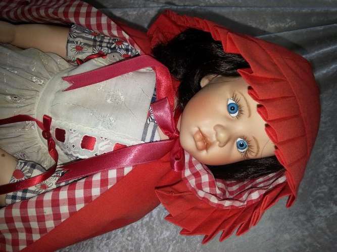 PORCELAIN LITTLE RED RIDINGHOOD