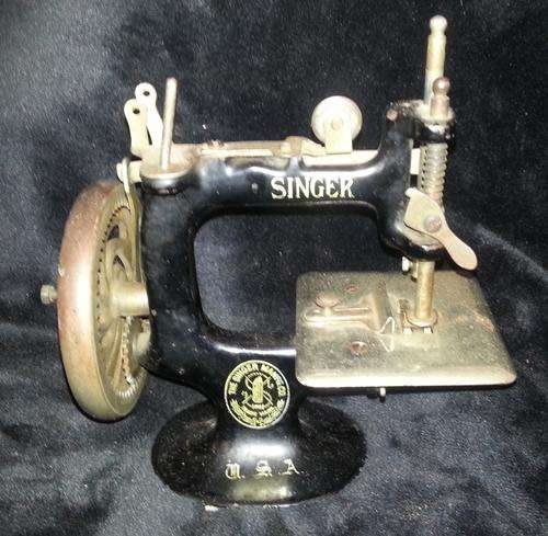 VINTAGE MINI CHILDRENS SINGER SEWING MACHINE
