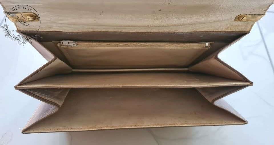 John Orrs Alligator Handbag Detachable shoulder strap Inside zipper and open pocket Vintage1920s