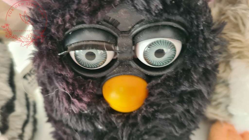 Lot Vintage Furbies, not coming on (not sure if my batteries are to weak, but selling as is)
