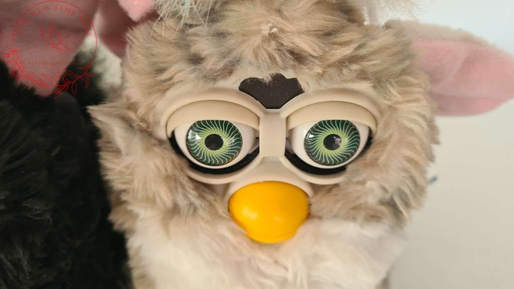 Lot Vintage Furbies, not coming on (not sure if my batteries are to weak, but selling as is)
