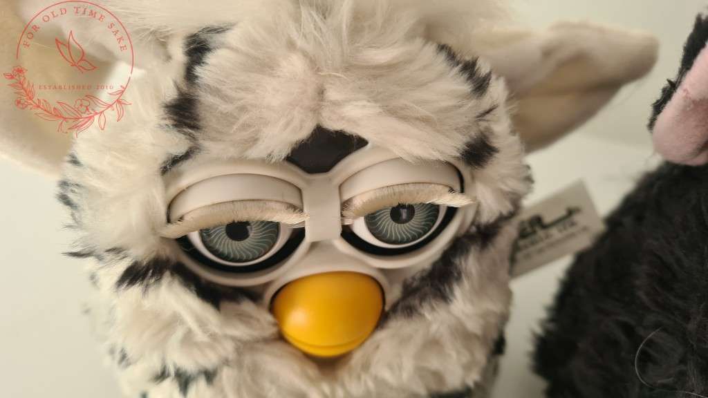 Lot Vintage Furbies, not coming on (not sure if my batteries are to weak, but selling as is)